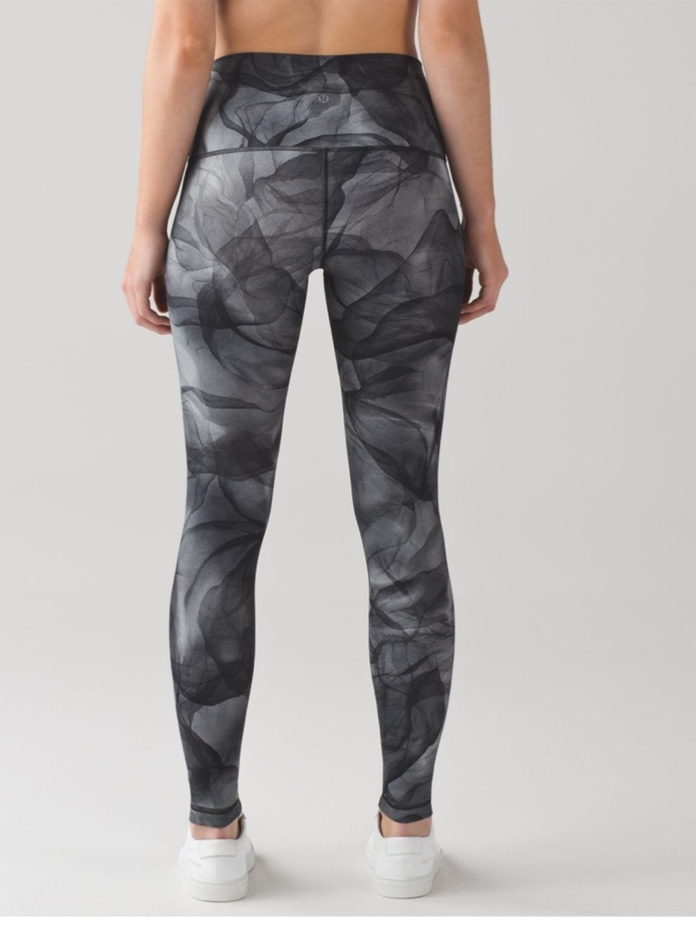 Lululemon Wunder Under Pant (Hi-Rise)
Midnight Tulle Multi Black size 8